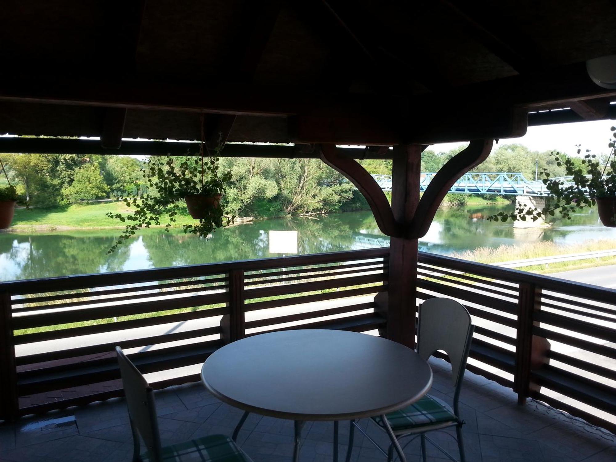Guesthouse Kod Mosta Karlovac Bagian luar foto